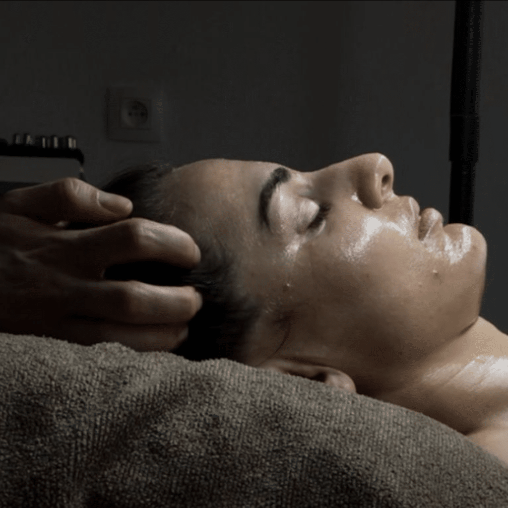 Scalp Recovery massage voor verbeterde doorbloeding en ontspanning.