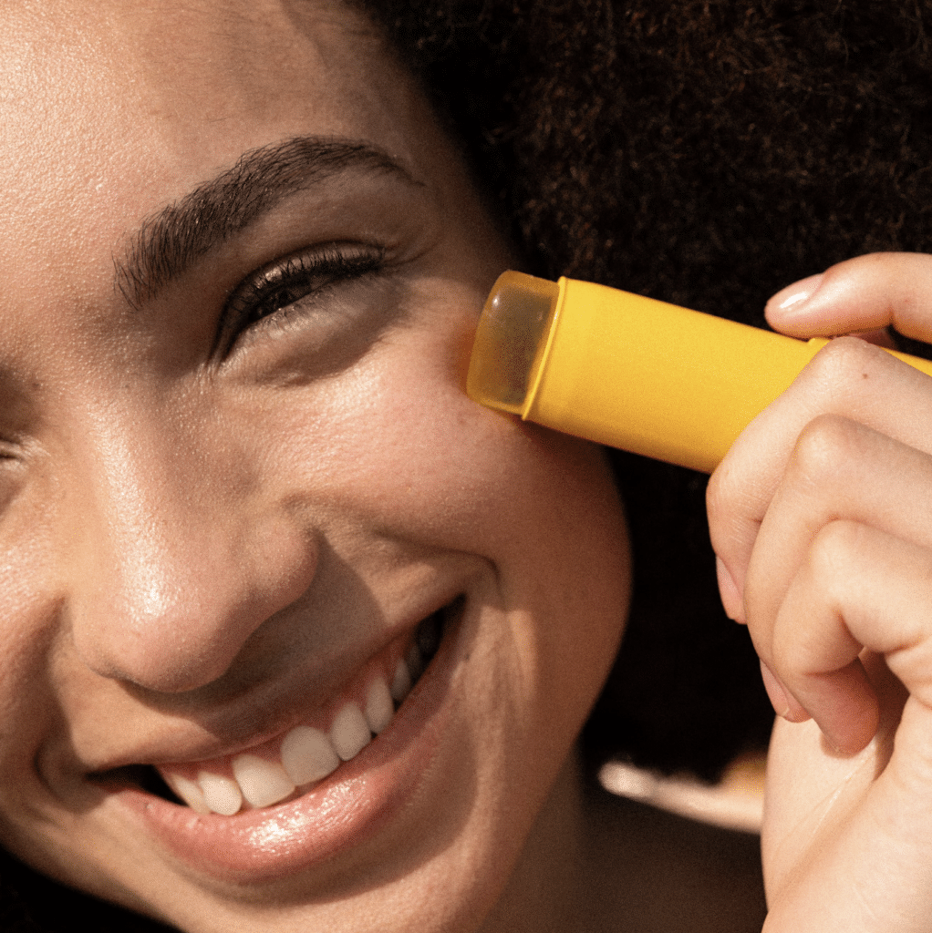 Invisible Defense Stick SPF50+, compacte en handige zonbescherming voor gevoelige zones zoals jukbeenderen, ideaal voor onderweg.